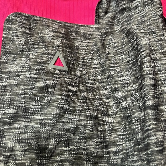 The north face jacket, hooded, and wind resistant - Picture 11 of 16